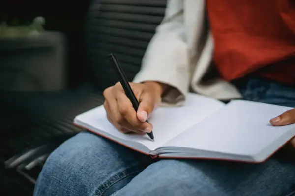 ¿Escribe poesía? ‘Reverso Bogotá’ abre convocatoria con $100 millones de pesos en incentivos