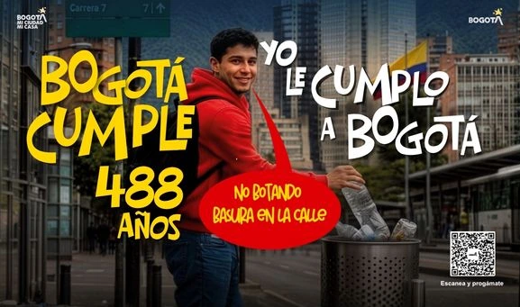 Banner de la campaña "Bogotá cumple 488 años", en el que un joven deposita basura en una caneca acompañado del mensaje "Yo le cumplo a Bogotá: no botando basura en la calle", con un código QR para conocer la programación de la celebración.