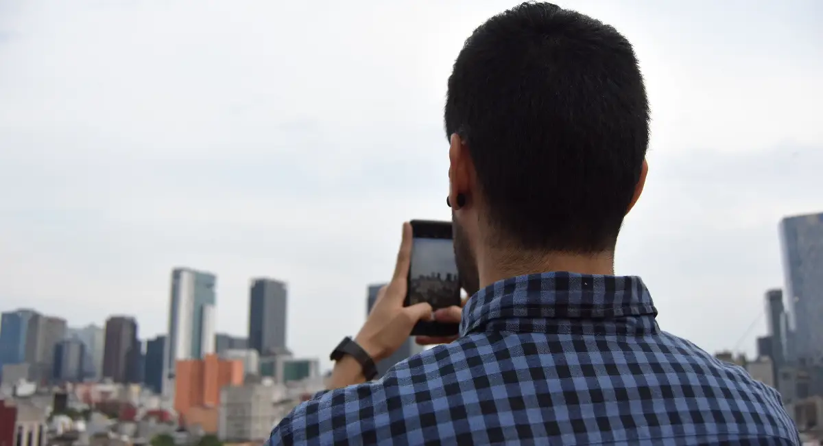 Persona sosteniendo el celular