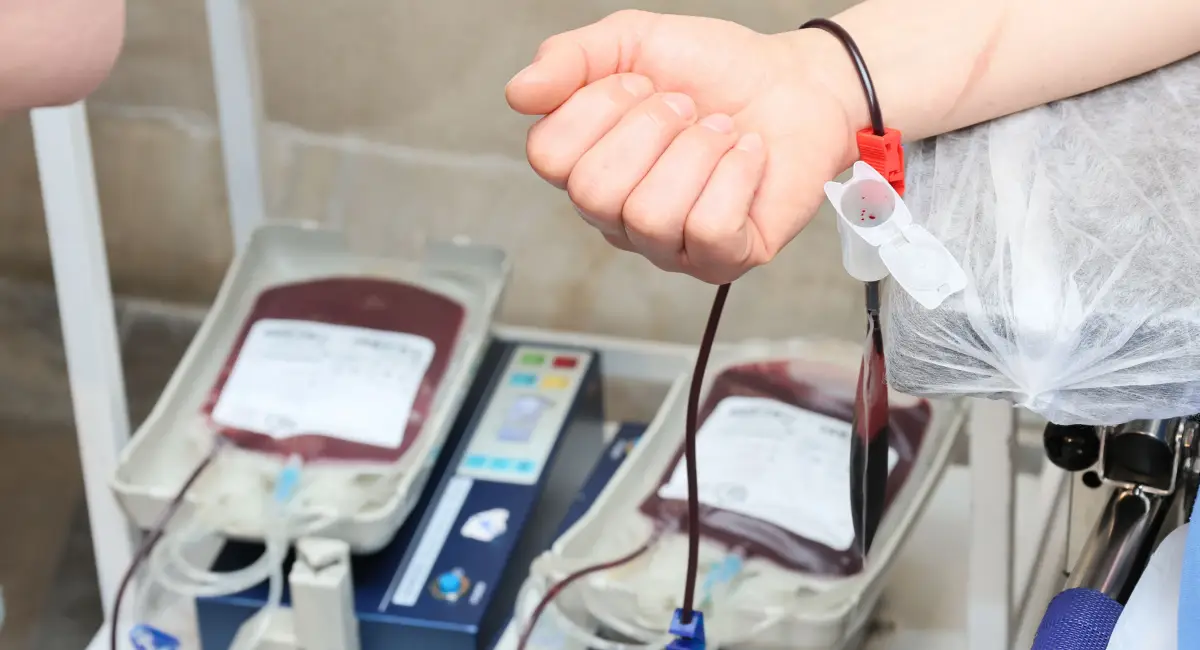 Persona donando sangre