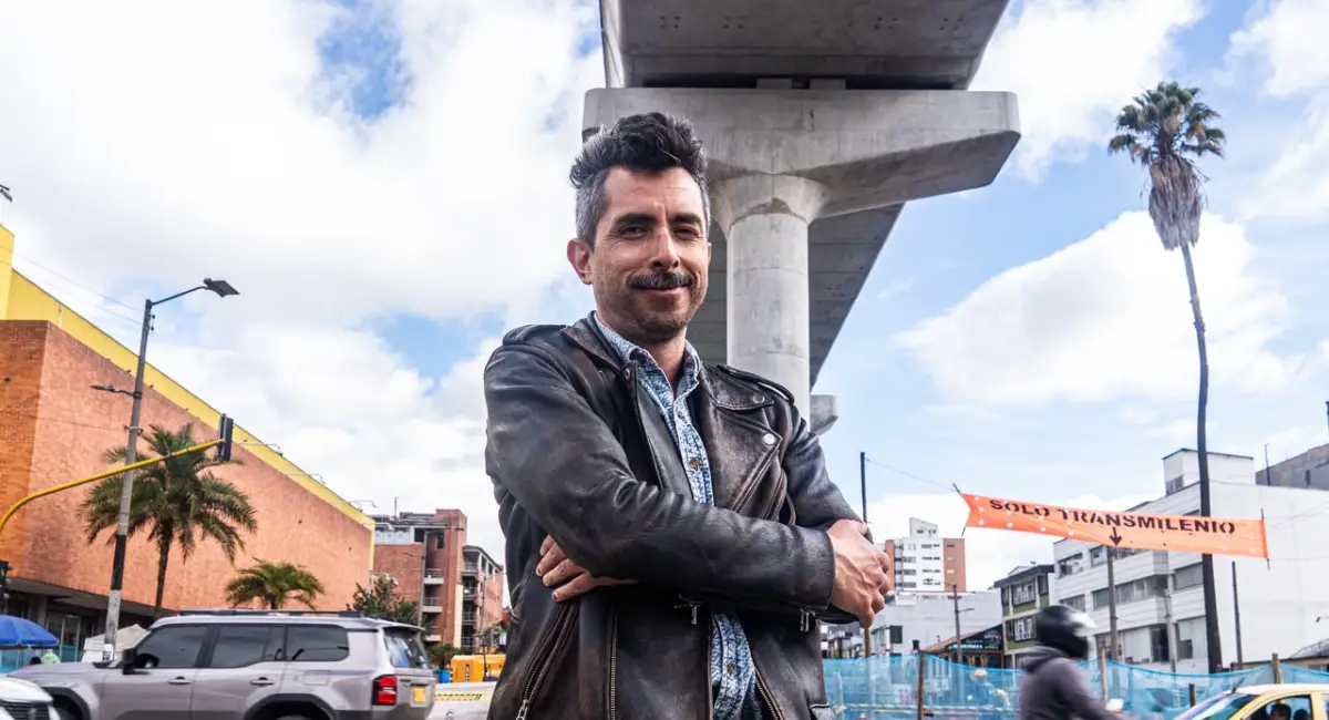 Nicolás Chona frente al viaducto de la primera línea del Metro de Bogotá