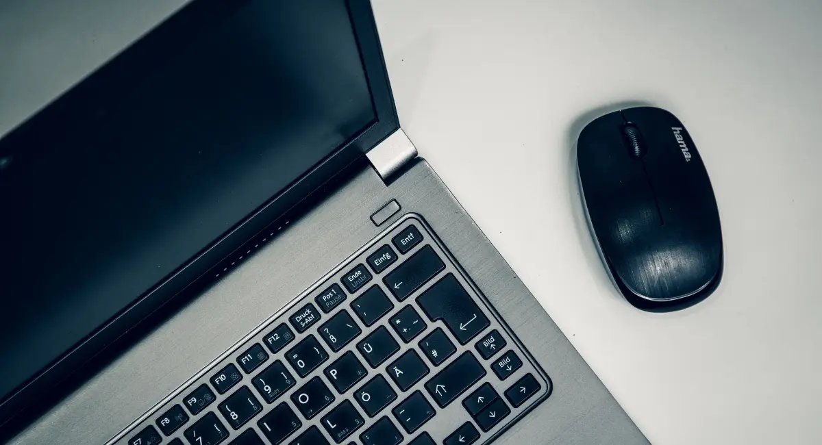 Computador sobre un escritorio
