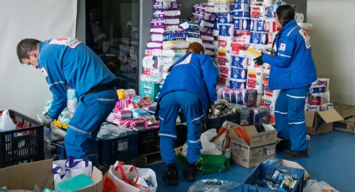 Personal de la Cruz Roja en el punto de acopio de ayuda humanitaria