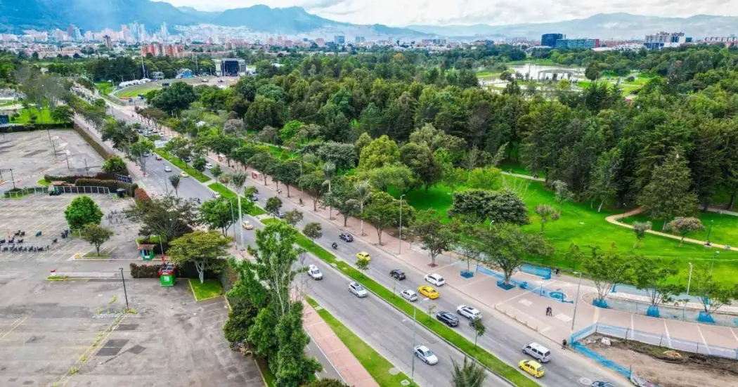 Vehículos circulan por las calles de Bogotá