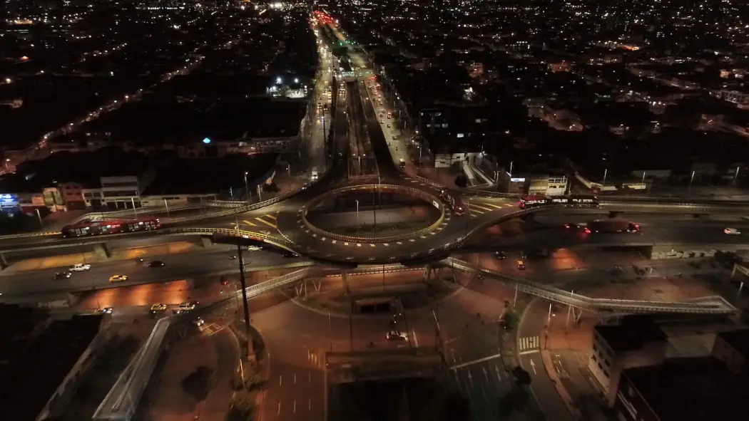 Bogotá de noche con vehículos transitando en las calles y el alumbrado público encendido