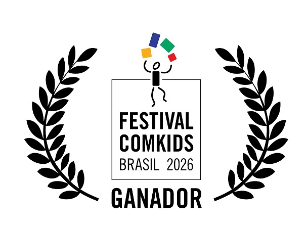 Pieza gráfica sobre fondo blanco que representa el reconocimiento como ganador del Festival ComKids Brasil 2026. En el centro aparece el nombre del festival acompañado de una figura ilustrada haciendo malabares con elementos de colores azul, verde, amarillo y rojo. La composición está enmarcada por dos ramas de laurel negras, símbolo de reconocimiento y premiación, y en la parte inferior se destaca la palabra “Ganador”.