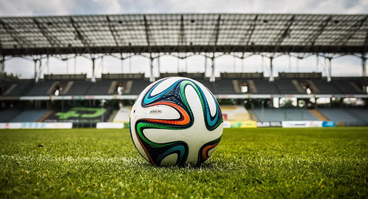 Blaón de fútbol en un estadio