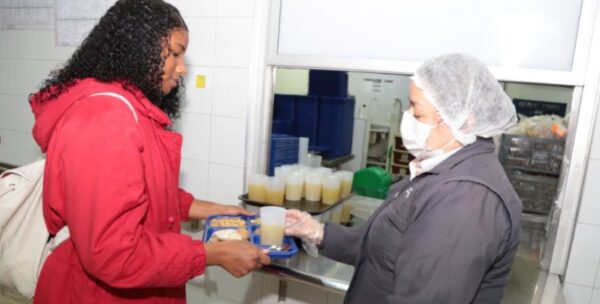 Bogotá entrega por primera vez cenas del PAE a estudiantes de jornada nocturna