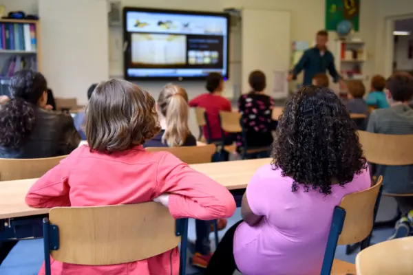 La Secretaría de Educación restringiría el uso de teléfonos celulares y pantallas en las aulas