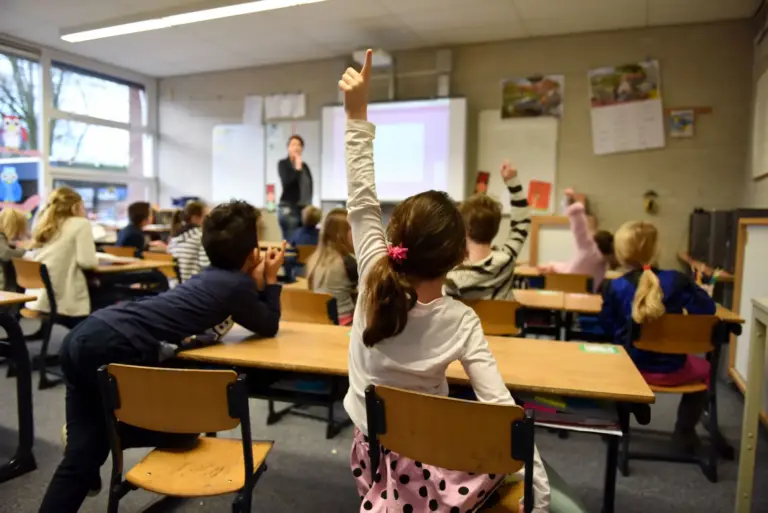 Nueva York prohíbe el uso de IA en escuelas públicas
