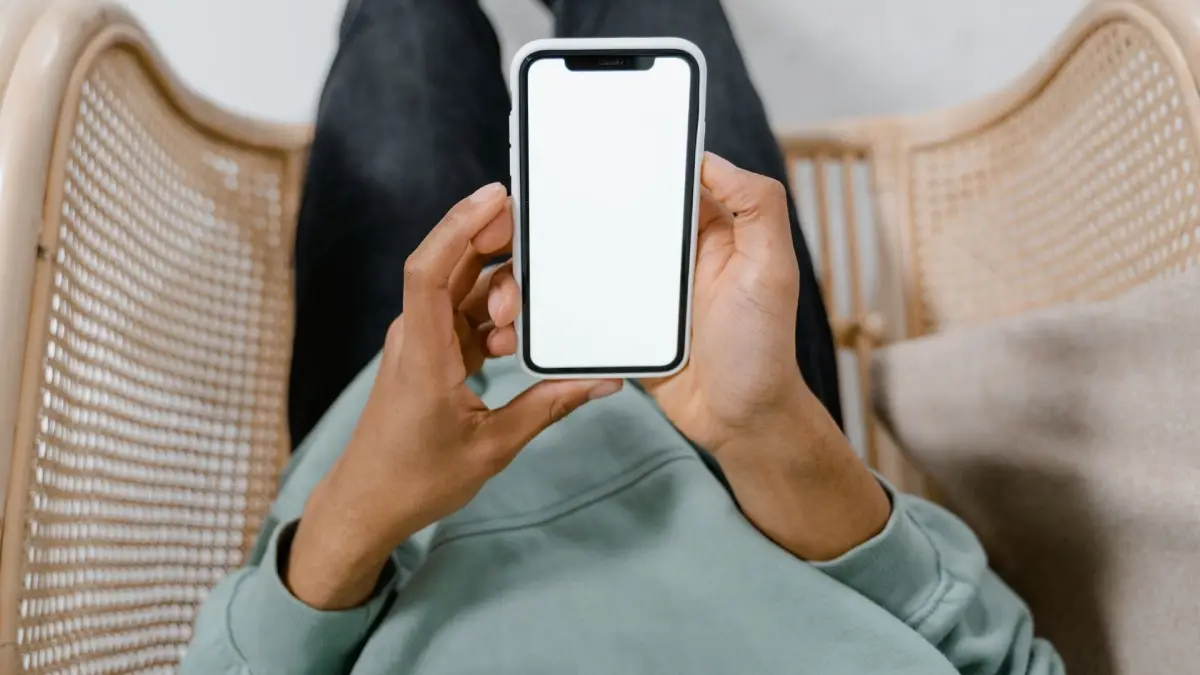 Un joven usando su celular