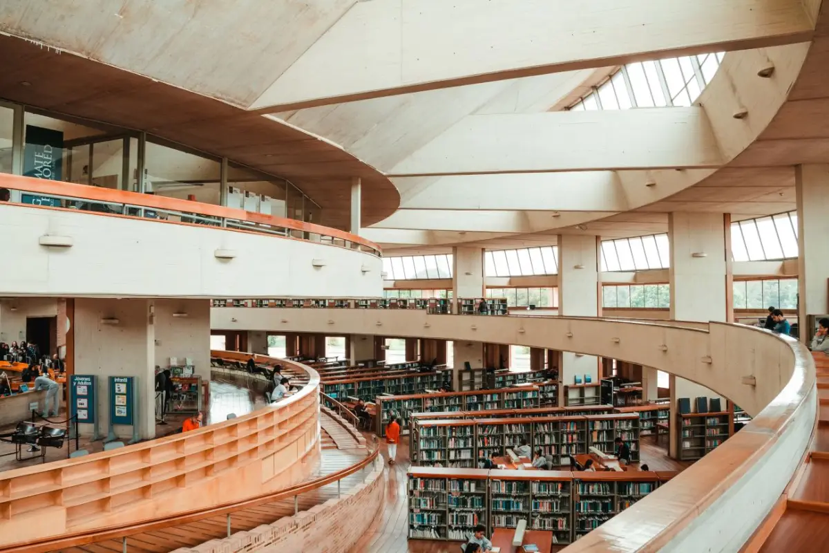 Arte, memoria y fotografía: cinco exposiciones para visitar las bibliotecas públicas de Bogotá