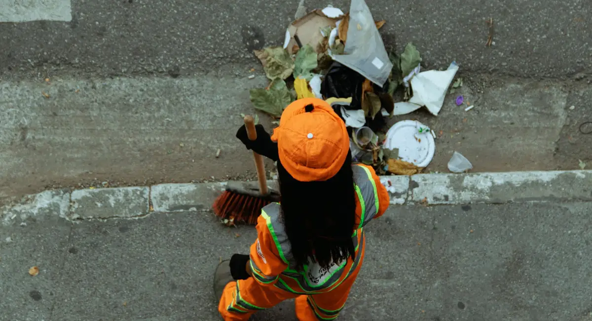 Persona recogiendo basura en la calle