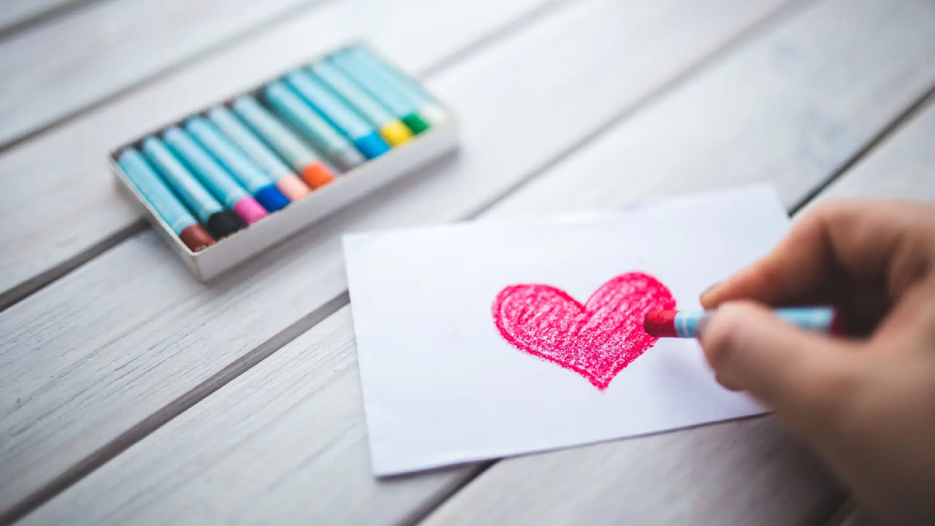 El lenguaje del amor también cambia. Descubre las palabras que usan los jóvenes para hablar de sus relaciones.