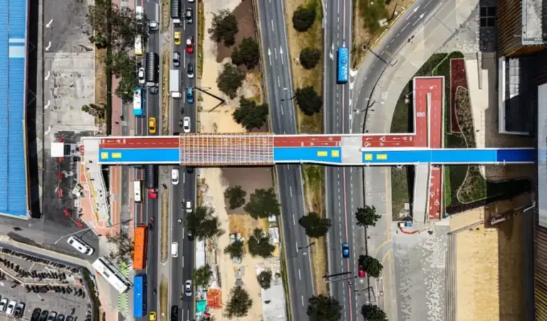 Entró en funcionamiento el nuevo puente peatonal de la avenida Boyacá con calle 12 B: tiene rutas diferenciadas y ascensor