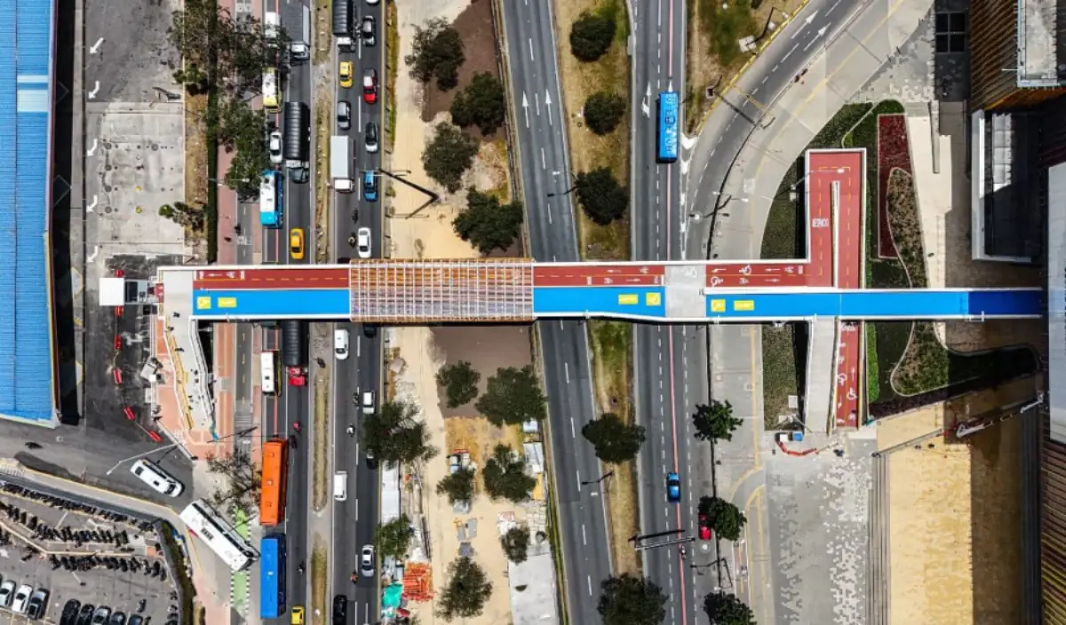 Puente peatonal sobre la avenida Boyacá con calle 12 B