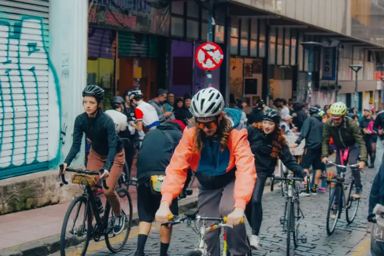 La terapia del domingo en Bogotá: la Ciclovía como un refugio para despejar la mente