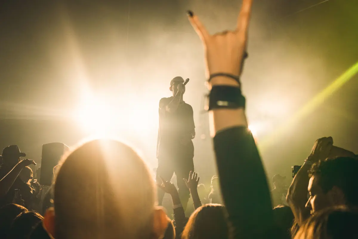 Actuación de rock dinámica con público entusiasta en un animado concierto nocturno.