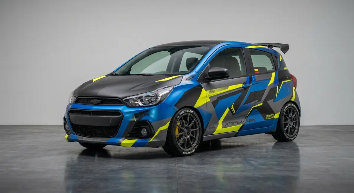 Un carro con modificaciones en su color y diseño