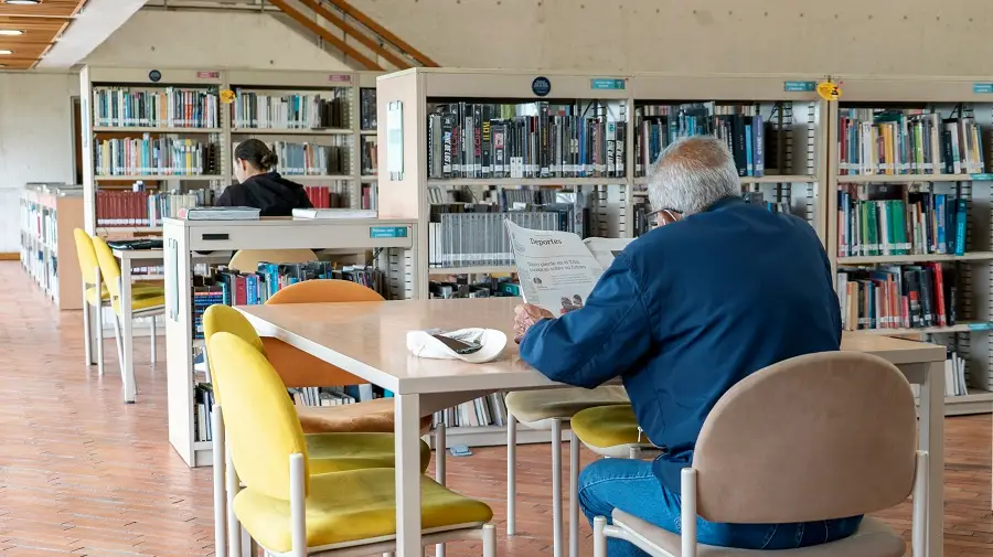 Personas leyendo en una biblioteca de Bogotá
