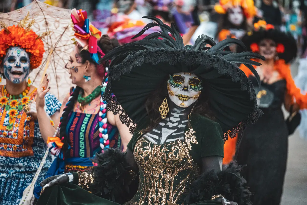 Muchas personas se aglomeran durante la celebración de Halloween en Bogotá