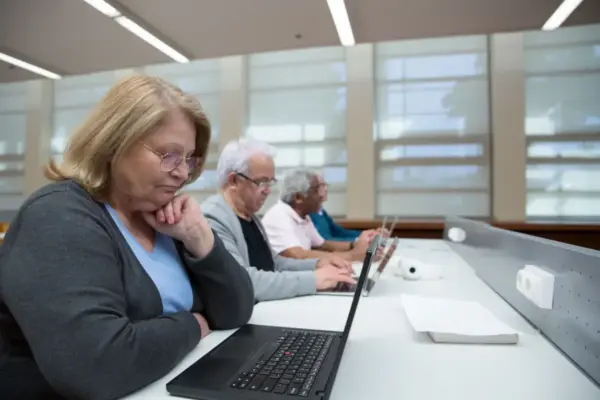 ¿Tiene más de 50 años y quiere aprender inglés gratis en Bogotá? Así puede inscribirse en ‘YES Bogotá 50+’