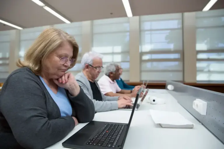¿Tiene más de 50 años y quiere aprender inglés gratis en Bogotá? Así puede inscribirse en ‘YES Bogotá 50+’