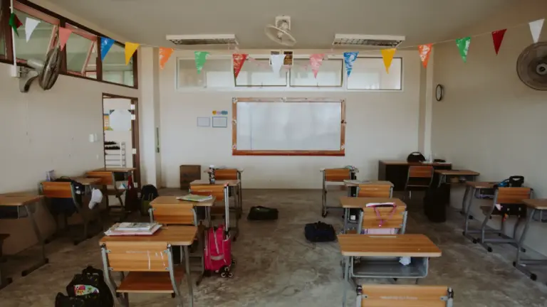 ¿Por qué muchos jóvenes en Colombia deciden abandonar el colegio?