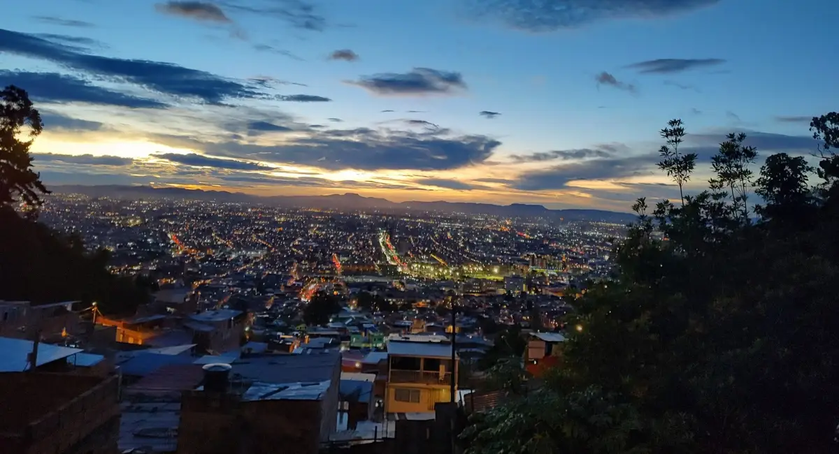 Vista panorámica de la ciudad desde un mirador.
