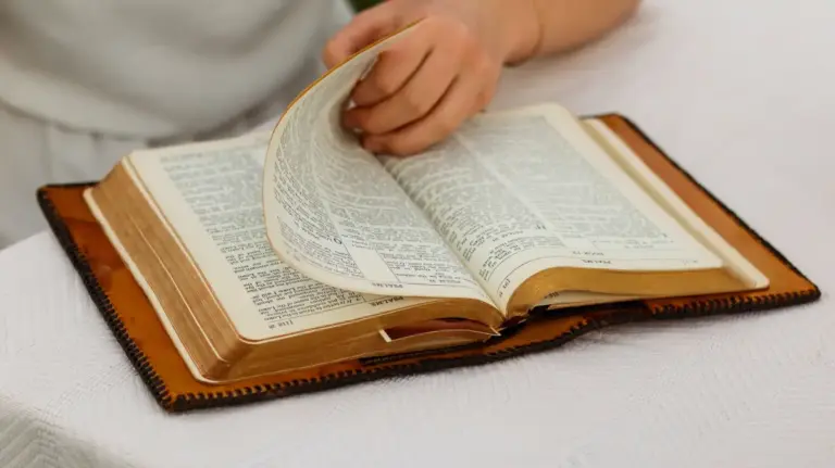 La Biblia más allá de sus páginas: historia, sociedad y cultura en Un Café con Fe