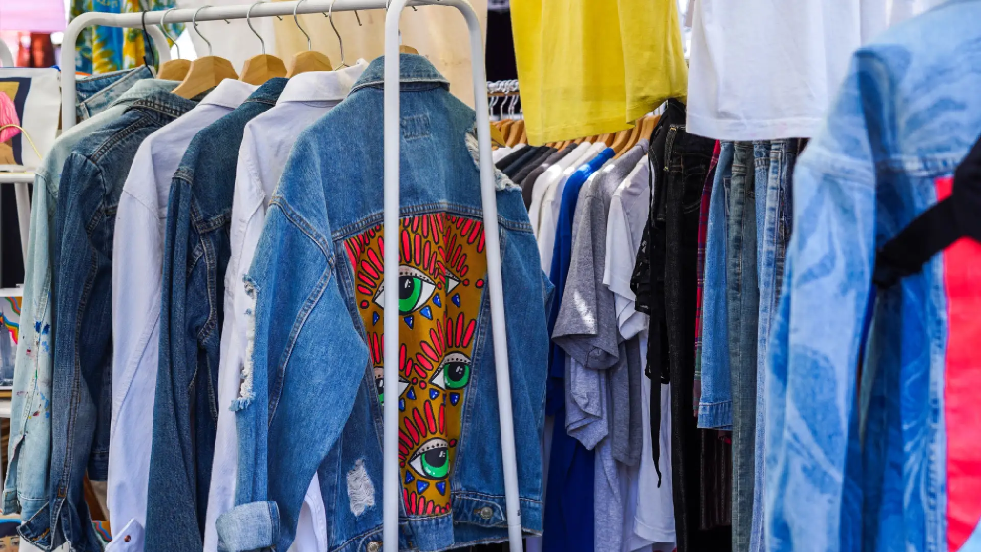 La moda sostenible invita a reutilizar, reparar e intercambiar prendas para reducir los residuos textiles y darles una segunda oportunidad.