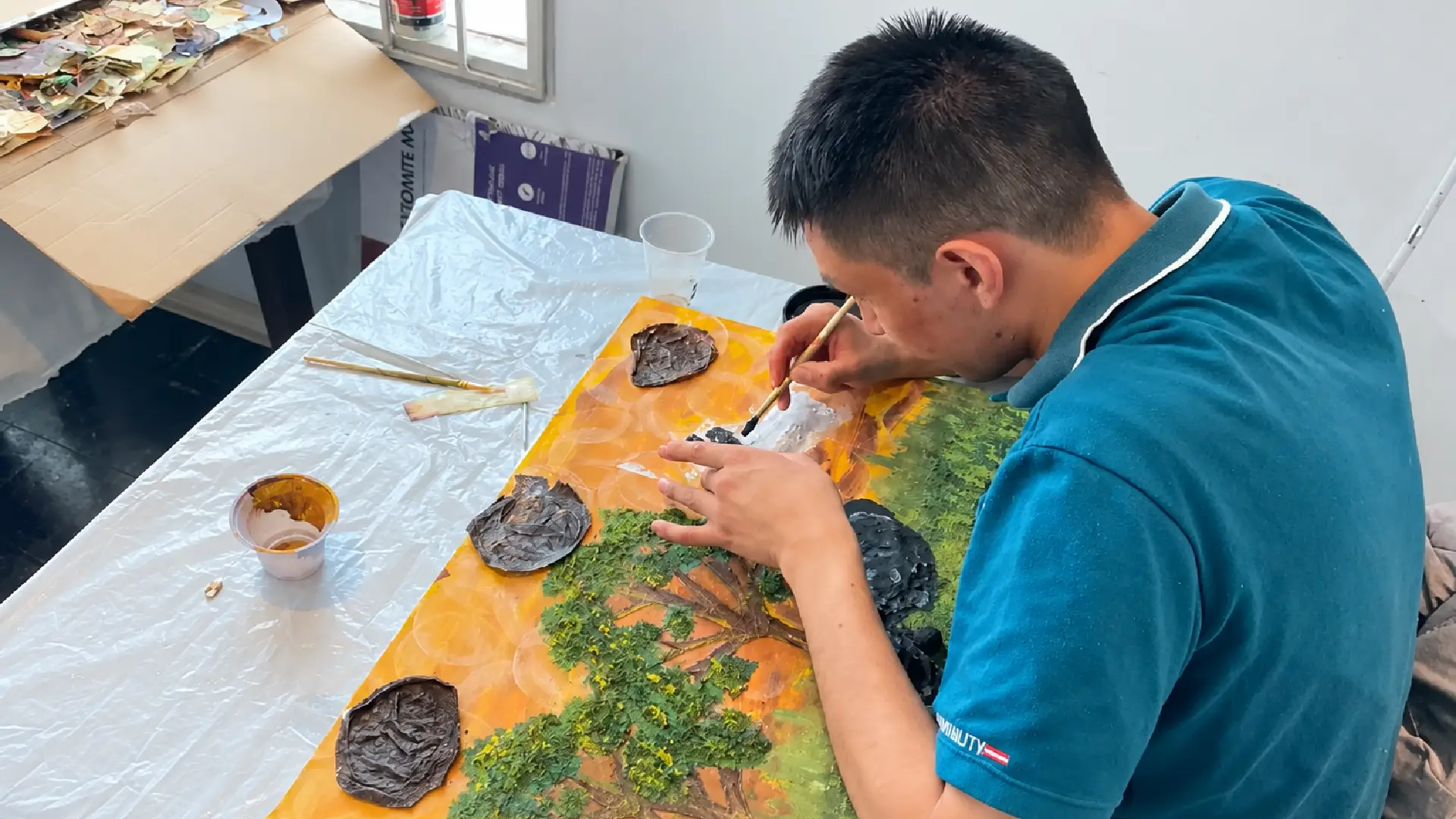 32 artistas con discapacidad visual presentan 64 obras de pintura y escultura en Bogotá, en una exposición que celebra el arte como forma de expresión e inclusión.