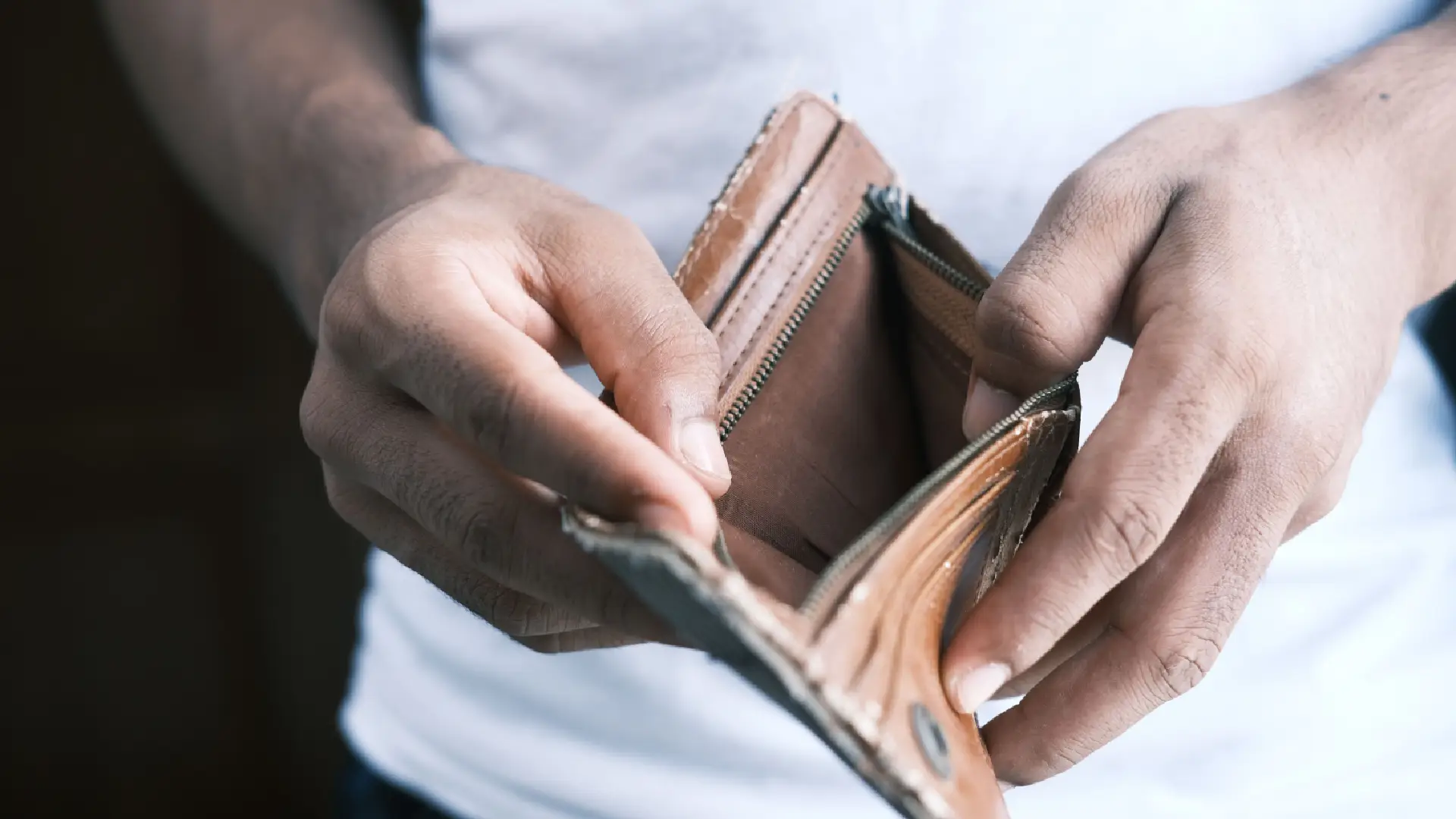 Los gastos del hogar y las deudas dificultan el ahorro de las familias bogotanas. Conoce qué revela el Índice de Bienestar Financiero 2026.