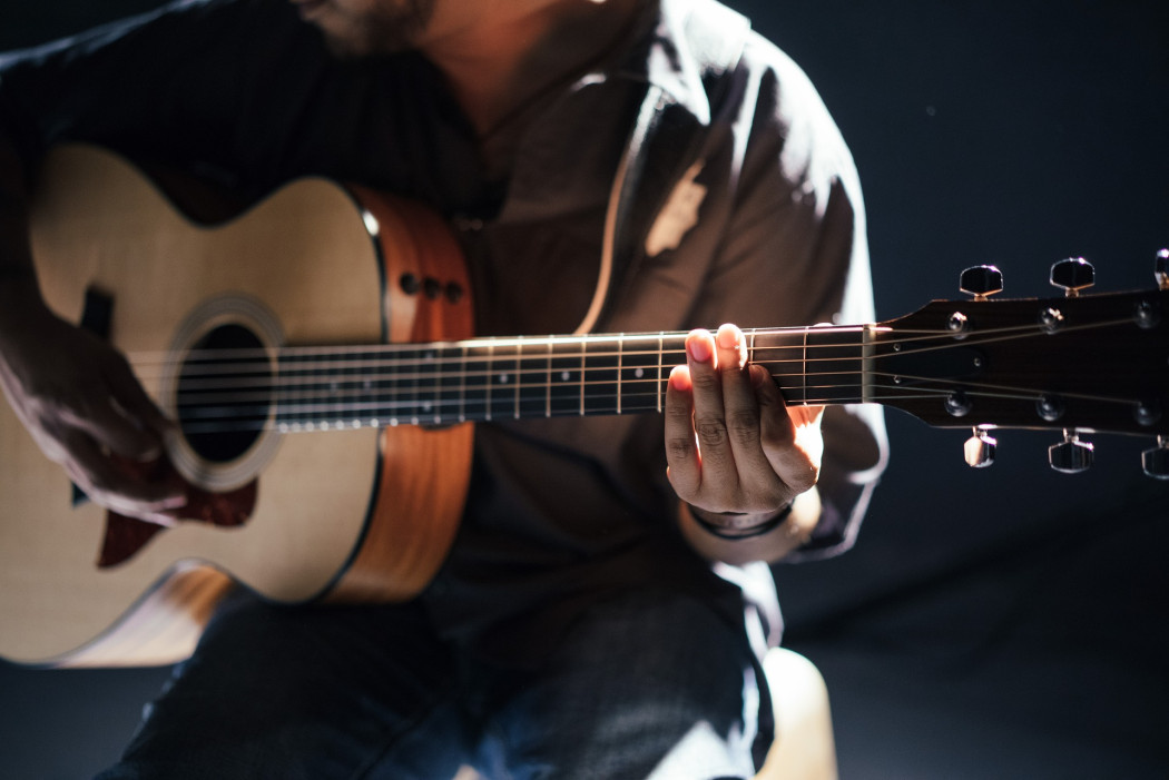 Un hombre toca una guitarra